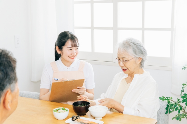 介護ケアの食べこぼし対策に！洗濯代行サービスを活用しよう