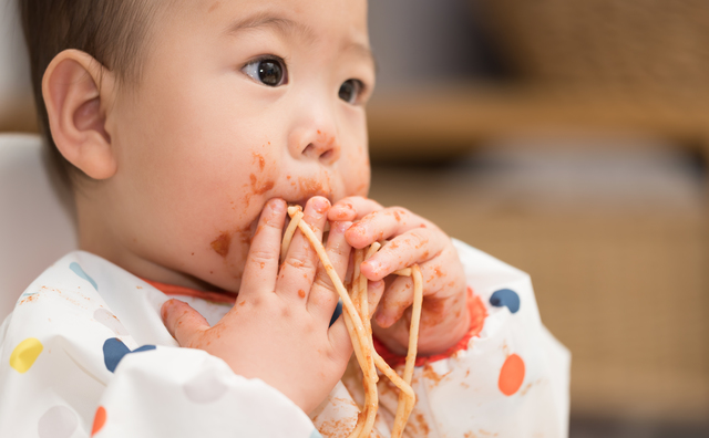 食べこぼしのシミにお悩みのパパママへ：離乳食を食べる乳幼児の悩みを解決！