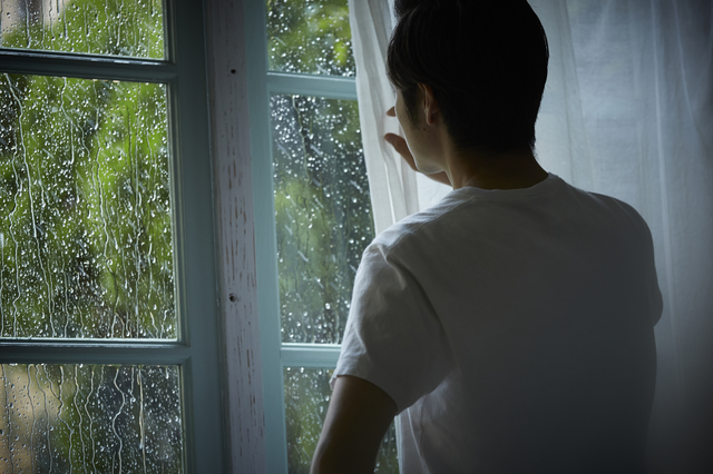 突然の雨で洗濯物が濡れてしまった！どうする？共働き家庭のための対策と乾かし方