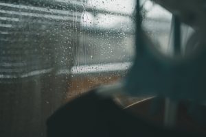 雨の日が続いて洗濯物が溜まる！共働き家庭のための効率的な対策とは？